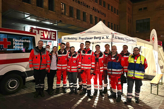 Einsatzkräfte des DRKs an Silvester in der Kulturbrauerei Einsatzkräfte des DRKs stehen in der Kulturbrauerei vor ihrem Zelt.
