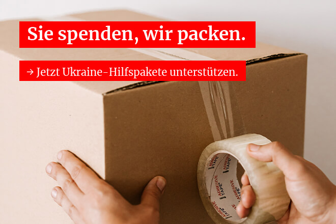 Ein Paket wird mithilfe von Klebeband verschlossen.