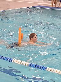 Felix beim schwimmen